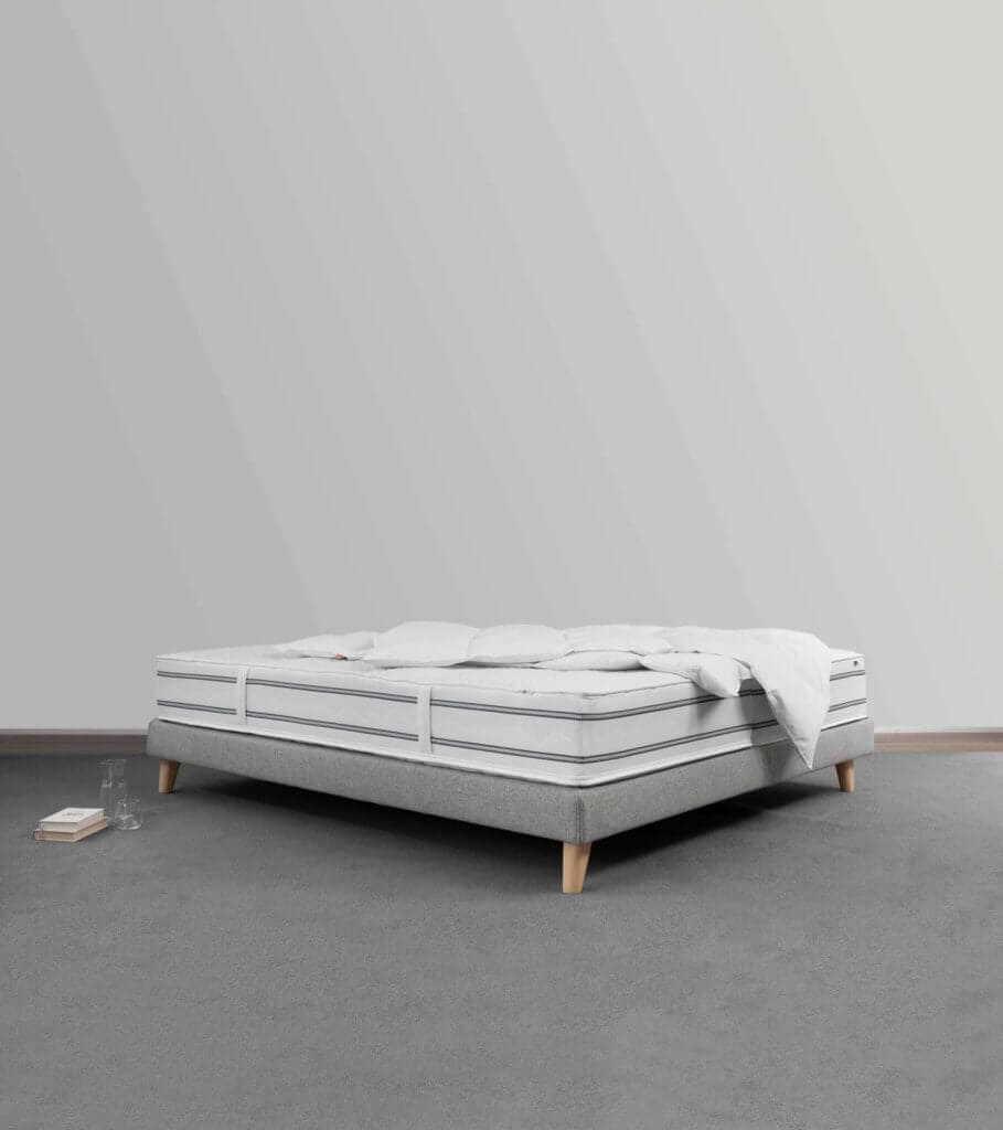 BICO Matratze Bodyfine auf Bettgestell mit Duvet eingerichtet