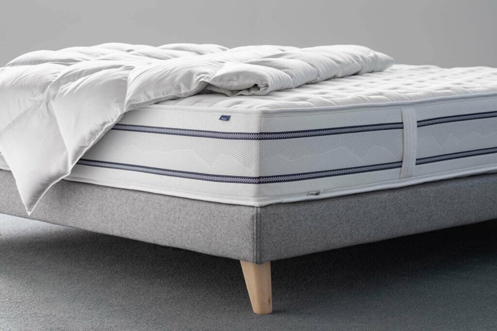 BICO Matratze Masterpro h1252 auf Bettgestell mit Duvet