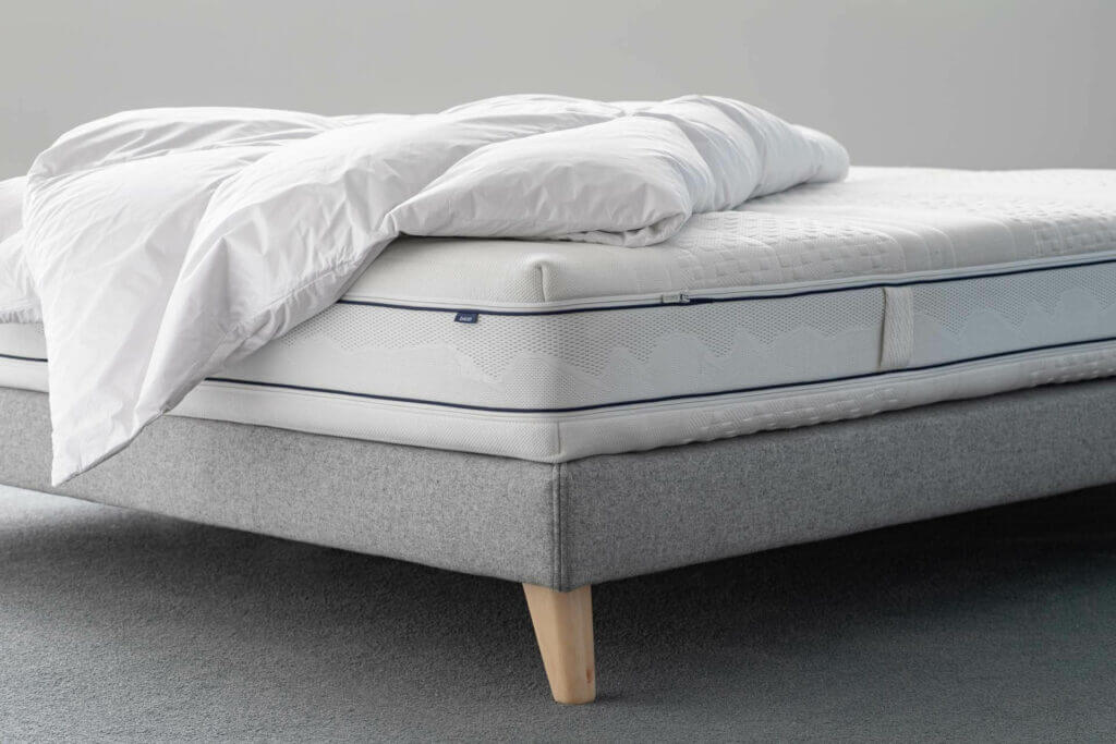 BICO Matratze Vitaclass h1228 auf Bettgestell mit Duvet