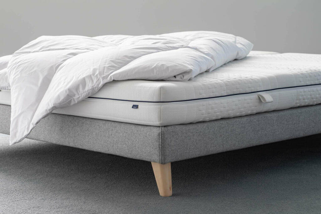 BICO Matratze Vitafeel h1225 auf Bettgestell mit Duvet