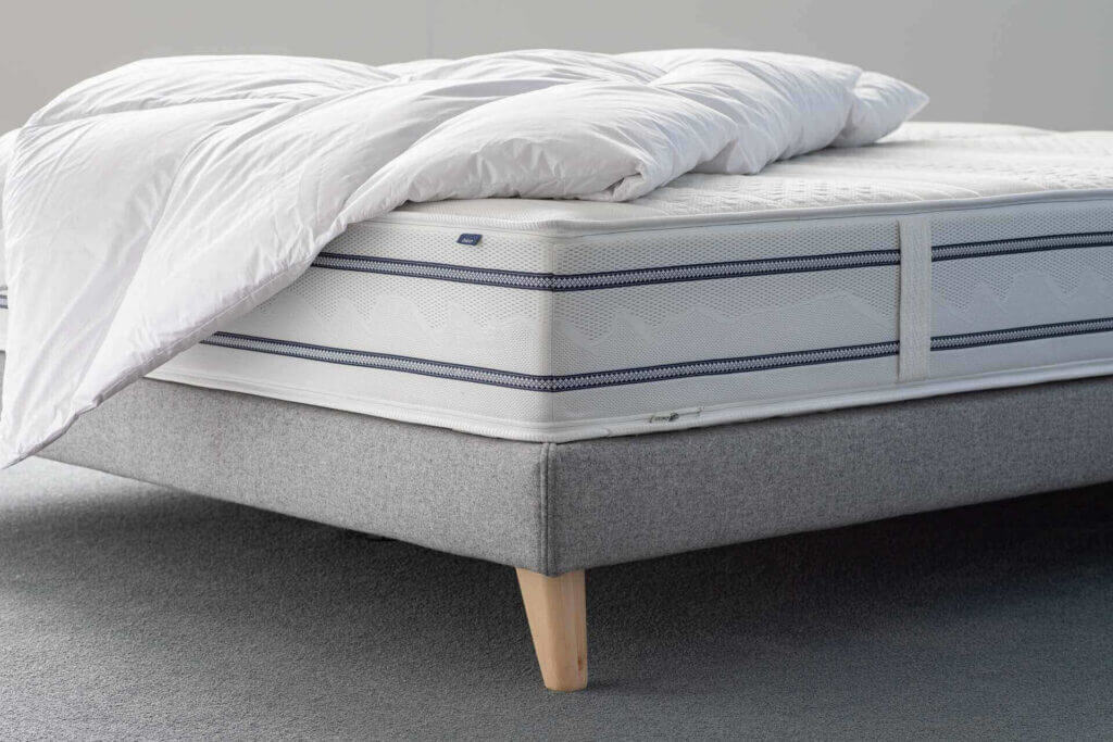 BICO Matratze Vitaluxe h1234 auf Bettgestell mit Duvet eingerichtet