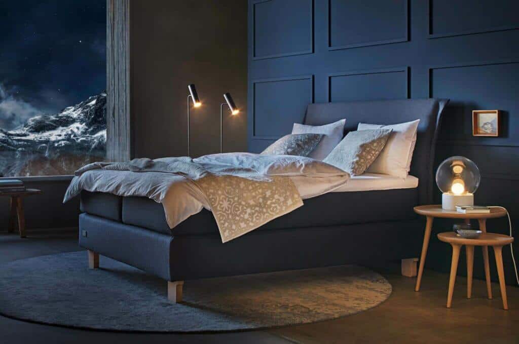 BICO Boxspringbett Simplon im Schlafzimmer dunkel mit Nachtisch