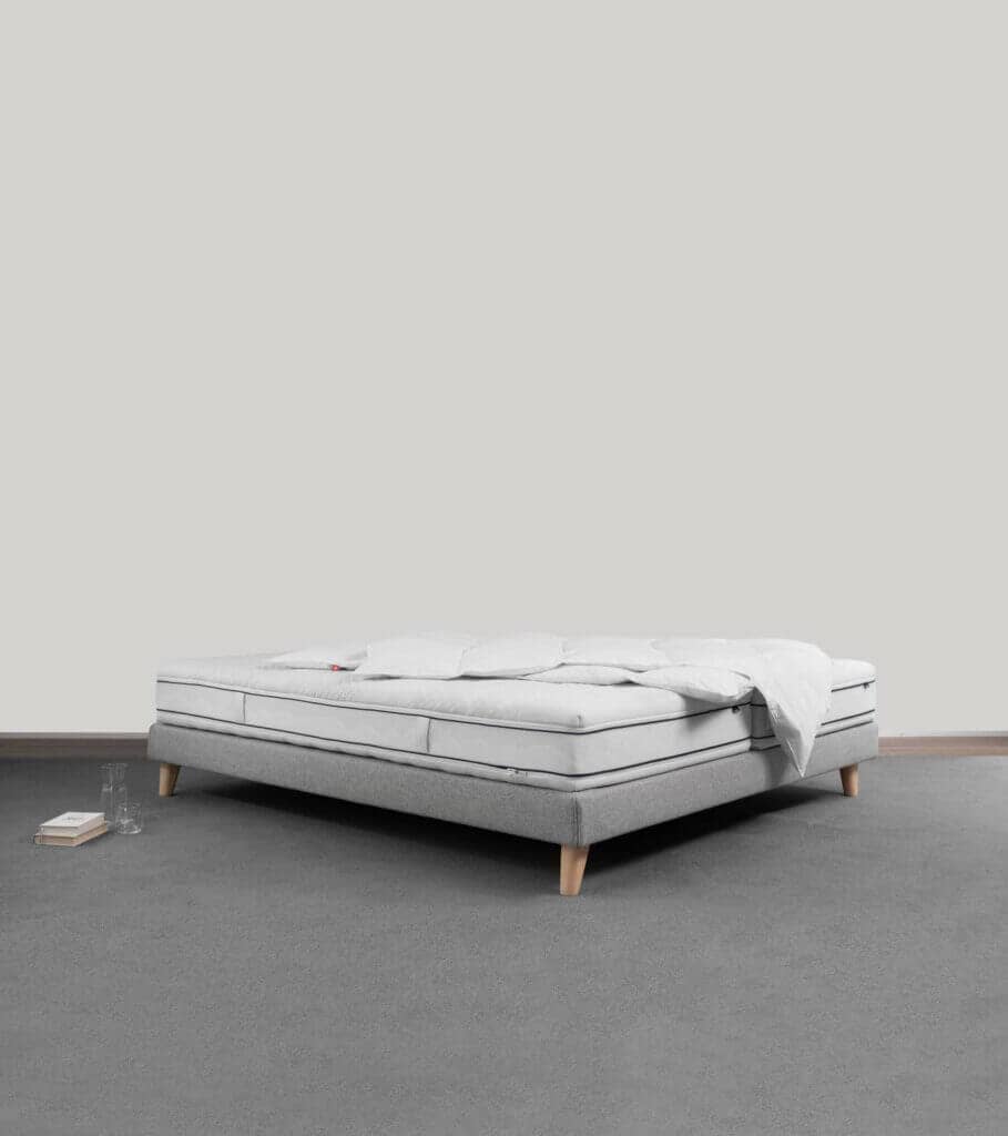 BICO Matratze BodyLuxe h1005 auf Bettgestell mit Duvet eingerichtet