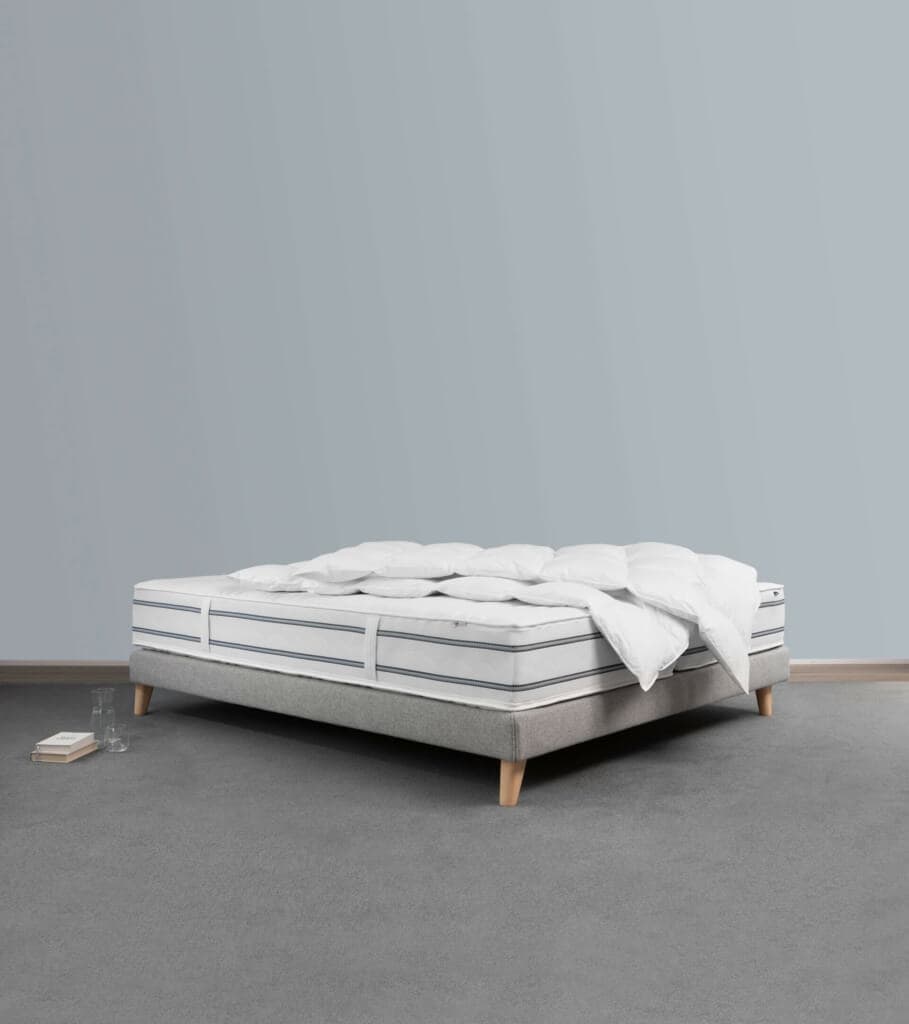 BICO Matratze Climafine h1247 auf Bettgestell mit Duvet eingerichtet