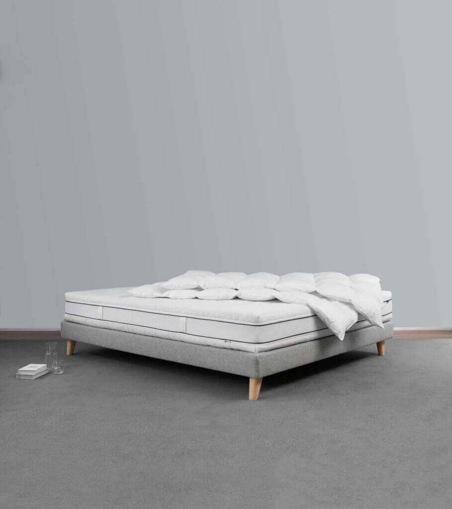 BICO Matratze Climaluxe h1241 auf Bettgestell mit Duvet eingerichtet