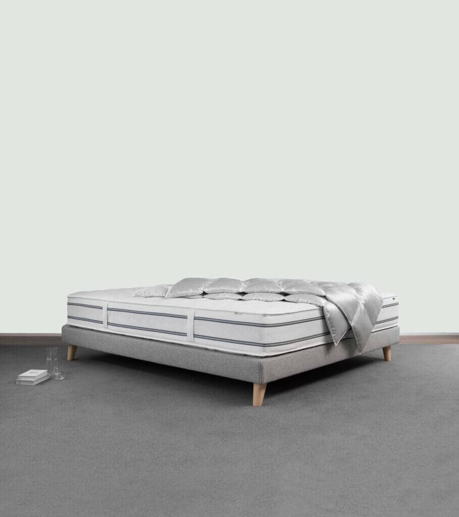 BICO Matratze Masterpro h1252 auf Bettgestell mit Duvet eingerichtet