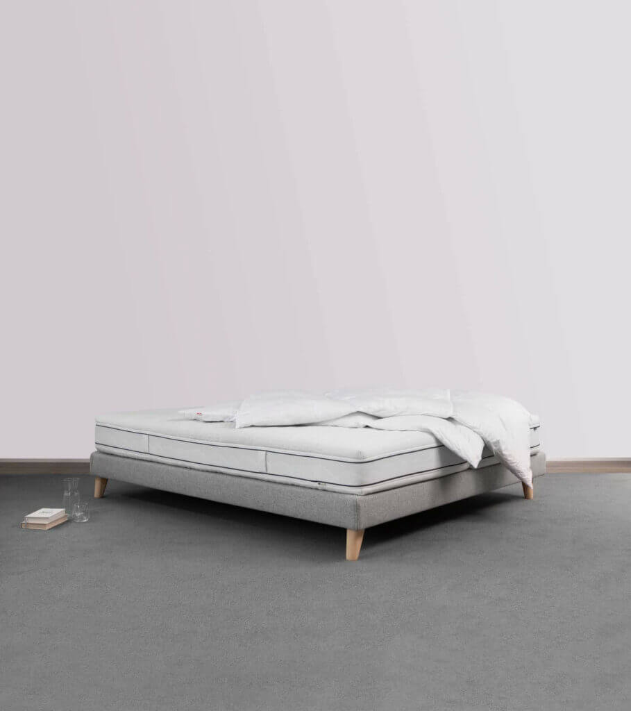 BICO Matratze Vitaclass h1228 auf Bettgestell mit Duvet eingerichtet