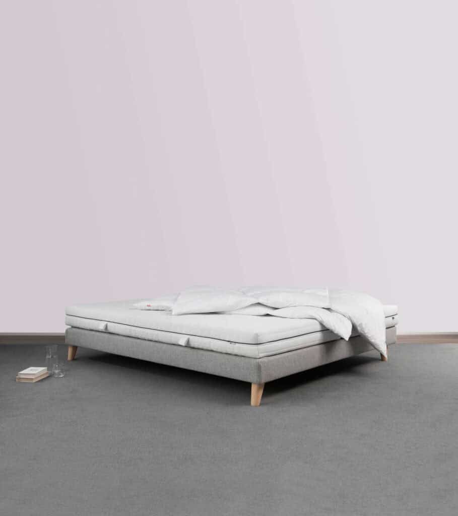 BICO Matratze Vitafeel h1225 auf Bettgestell mit Duvet eingerichtet