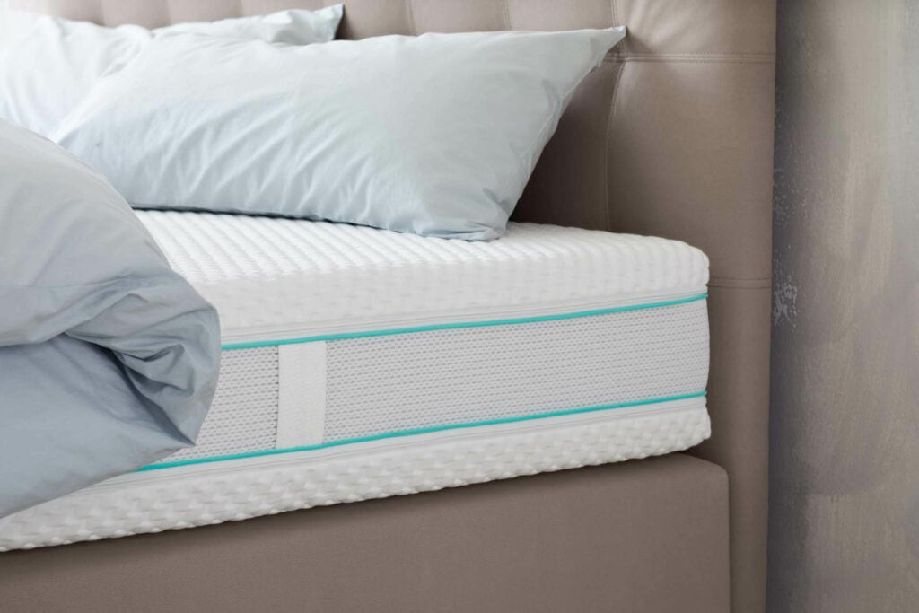 Isabelle by BICO Matratze Moon TFK h1697 mit Kissen und Decke eingerichtet