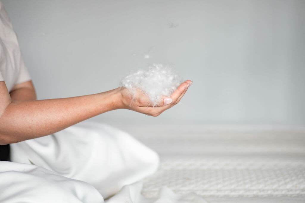 Selection by Bico Kissen ClimaLuxe Vario Nature Inhalt Entedaunen weiss auf Frauenhand