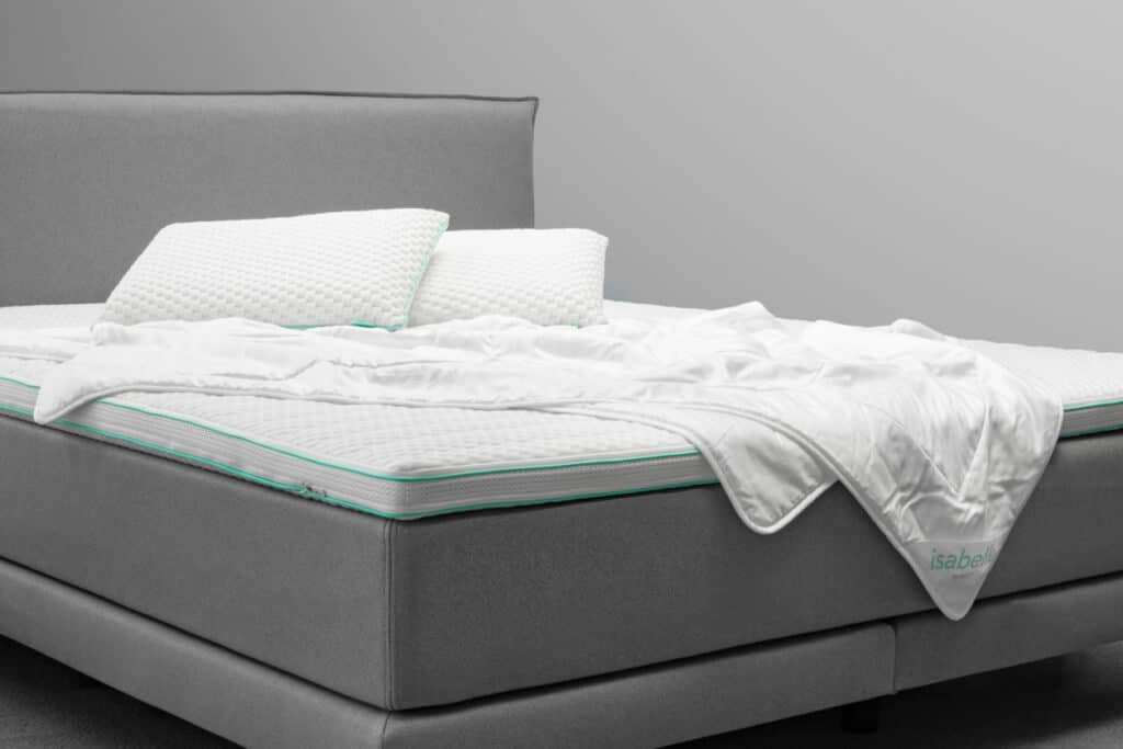 Isabelle by BICO Duvet im Bett eingerichtet mit Kissen und Topper fuer ein geruhsame Nacht