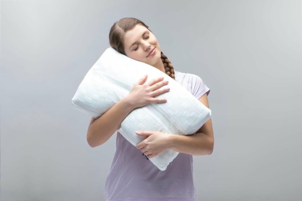 Selection by Bico Kissen ClimaFlow Frau stehend mit Kissen anschmiegsam